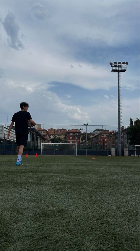 Football Boys Aesthetic, Soccer Boy Aesthetic, Football Vibe, Friends Party Night, Football Poses, Soccer Photography, Soccer Boyfriend, Football Boyfriend, Football Photography