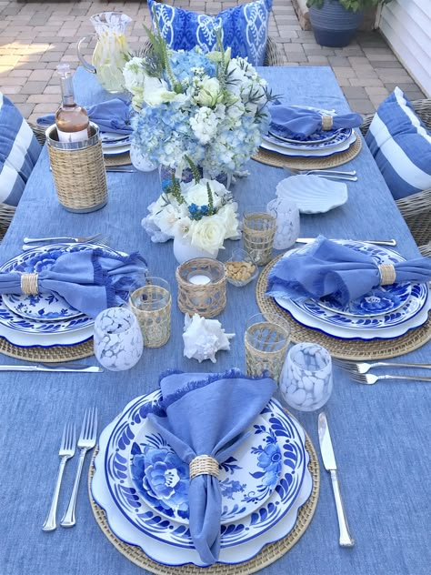 Blue Table Set Up, Blue White Table Settings, Blue White Tablescape, Outdoor Summer Table Decor, Summer Dinner Table Setting, Blue Table Decorations Wedding, Blue And White Themed Party, Blue Dining Table Decor, Summer Table Settings Outdoor