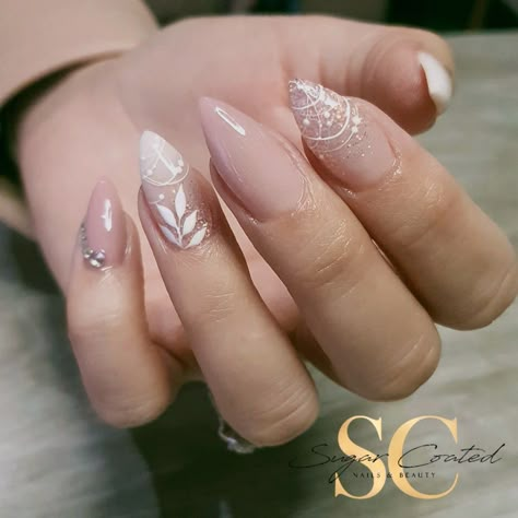 Bride Manicure Wedding 2023, Dusty Pink Nails Design Wedding, Glitter Floral Nails, Blush Wedding Nails, Pink And White Wedding Nails, Dusty Pink Nails Design, Floral Nails Pink, Maternity Nails, Glitter Pink Nails