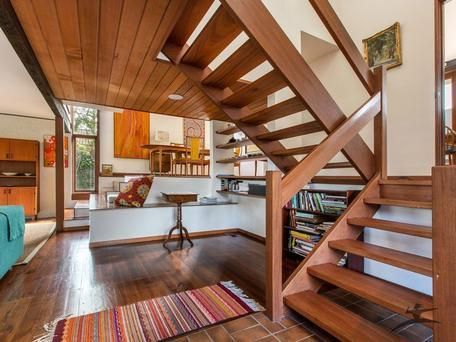 Midcentury Stairs, Mid Century Modern Stairs, 70s Staircase, 1970s Staircase, Mid Century Modern Staircase, Narrow House Architecture, Open Stairs In Living Room, Warehouse Mezzanine, Natural Bedroom Design