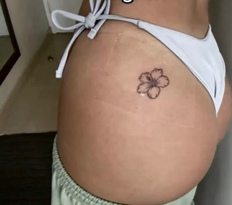 First Tattoo Black Women, Medium Small Tattoos For Women, Fat People Tattoos, Backshot Tattoo, Medium Hip Tattoos Women, Under Noon Tattoo, Tattoo Ideas Lower Stomach, Thigh Tattoos Women Aesthetic, Flower On Ribs Tattoo