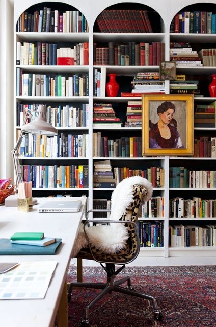 Art On Shelves, Eclectic Library, Vintage Maximalism, Word Office, Maximalism Decor, Library Room, Ideas Casa, Home Libraries, Boho Glam