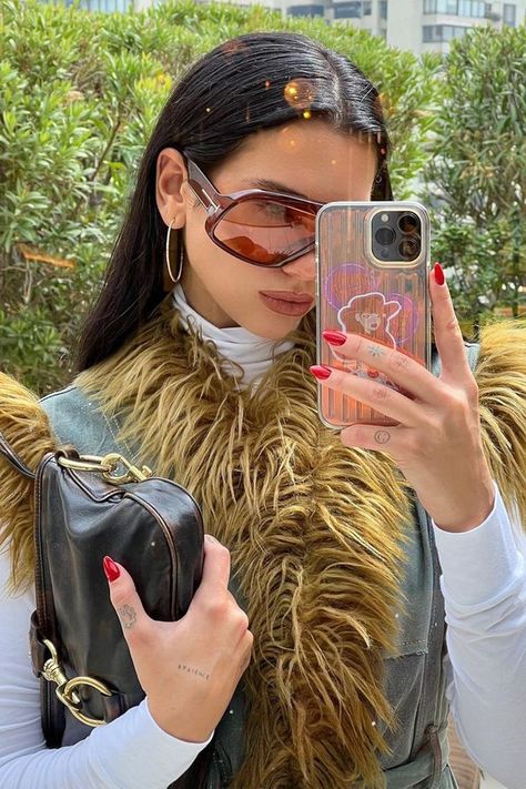 Dua Lipa Wearing Tom Ford 'Cassius' Sunglasses. Tom Ford Sunglasses Women, Tom Ford Glasses, Tom Ford Eyewear, Tom Ford Sunglasses, Trending Sunglasses, Dua Lipa, Famous Brands, Square Sunglasses Women, Get The Look