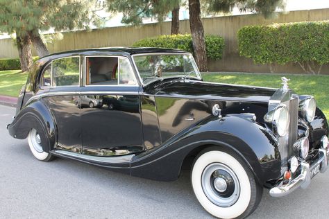 54RollsRoyce- Rols Royal Car, Rolls Royce Old, Royce Rolls, Royal Automobile Club London, Rolls Royce Silver Wraith, Rolls Royce 1960, Silver Car, Cars Classic, Prince Harry And Megan