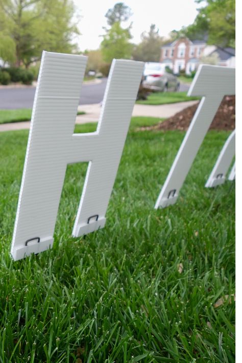 Super easy way to make large letter signs for your yard.  Great for birthdays, graduations etc. Yard Signs Ideas, Diy Letter Sign, Birthday Yard Decorations, Diy Birthday Letters, Diy Party Signs, Yard Signs Diy, How To Make Large Letters Diy, Letter Sign Ideas, Graduation Yard Decorations