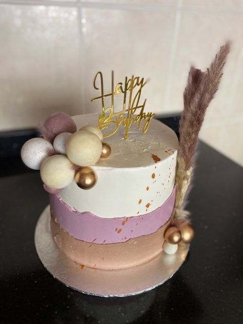 Fault Line Cake With Flowers, Dried Flowers Cake, New Cake Design, Fault Line Cake, 22nd Birthday Cakes, 30 Cake, Flowers Cake, 22nd Birthday, New Cake