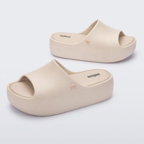 a melissa free platform slide 35859 é uma opção elegante para as mulheres que desejam estilo e conforto em um único calçado. com design feminino e tamanho adulto, ela é perfeita para mulheres que buscam um visual moderno. nova - 33/34  sem uso estóque de nossas lojas físicas Shoe Inspo, Adidas Fashion, Girly Shoes, Platform Slides, Free Family, Go Around, Just Girl Things, Look Casual, Fashion Shoes