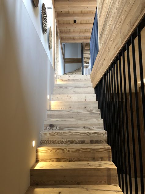 Chalet Stairs, Pine Staircase, Wooden Staircase Railing, Stairs Lighting, Modern Chalet, Wooden Staircase, Staircase Railing, Staircase Ideas, Metal Stairs