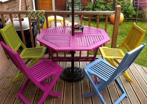 Bright painted garden furniture, adds a bit of colour to the garden. Painting Outdoor Wood Furniture, Colorful Patio Furniture, Garden Table Ideas, Painting Patio Furniture, Painted Garden Furniture, Painted Outdoor Furniture, Cheap Patio Furniture, Wooden Outdoor Furniture, Pallet Garden Furniture