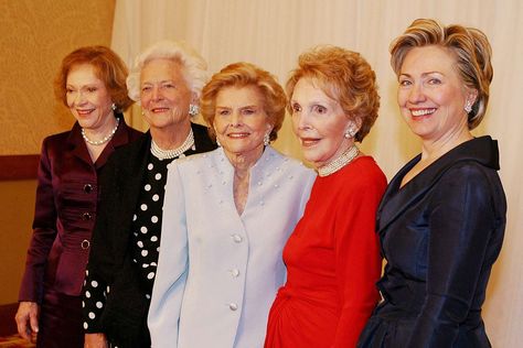 First Lady Photos Together: Jackie Kennedy, Rosalynn Carter, Michelle Obama First Lady Portraits, Ladies Picture, Bake Off Recipes, Presidents Wives, American First Ladies, Laura Bush, Betty Ford, Long Pictures, Nancy Reagan