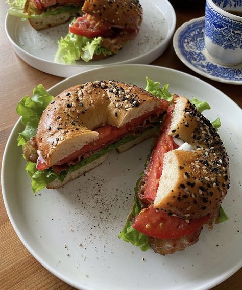 Aesthetic Bagel, Bagels Aesthetic, Healthy Bagel, Vegetarian Barbecue, Bagel Sandwich, Healthy Recipes On A Budget, Picnic Foods, Healthy Lunch Recipes, Vegetarian Dinner