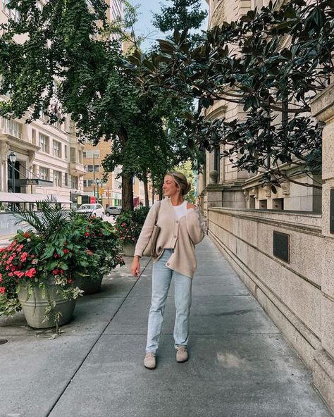 Gretchen Geraghty on Instagram: "sunday in philly🍂" Gretchen Geraghty Outfits, Gretchen Geraghty, Birk Clogs Outfit, Clog Outfits, Winter Attire, Thrift Fashion, Basic Fits, Fall Fits, Instagram Worthy