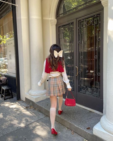 Bow Skirt Outfit, Gossip Girl Style, Birks Outfit, Burberry Skirt, Aesthetic Preppy, Coquette Style, Winter Fashion Outfits Casual, Moda Paris, Estilo Preppy