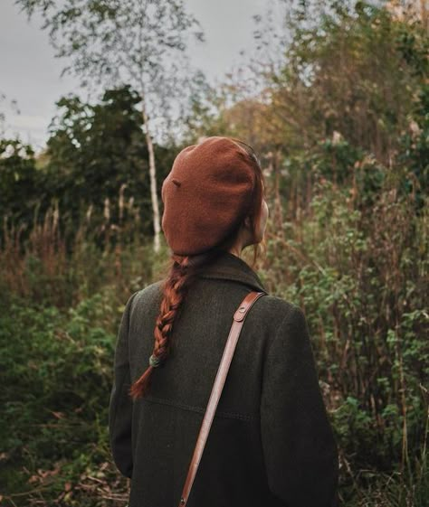 Elle Renard on Instagram: "I can’t wait to complete all my projects. Deadlines are close and after that, I would like to enjoy a couple of day out of the city and see new places. Hope you’re having a lovely spring 🌿 #cottagecore #bookish #cozymoments #vintageaesthetic #quietshadeofbrown #lightacademia #darkacademia #quietinthewild #myseasonalstory #slowliving #quietmoments #forest_of_twinkling_fireflies #darkcottagecore #springstyle #springhassprungsundays #morningcoffee #scotland #cottageac Autumn Instagram Inspiration, Fox Aesthetic Outfit, Autumn Cottagecore Outfit, Dark Cottage Core Fashion, Dark Cottage Core Outfits, Raining Outfit, Cottagecore Fall Outfits, Fashion Billboard, Rainy Day Outfit Summer