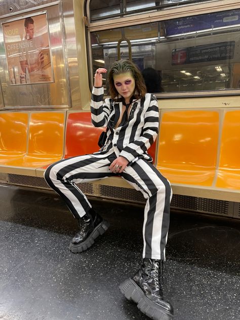 Classical Halloween Costumes, Beetle Juice Woman Costume, Beetleguese Costume, Beetle Juice Halloween Costumes Women, Cute Beetlejuice Costume, Halloween Costumes 2024 Solo, Halloween Costumes For Tomboys, Nettle Juice Costume, Hot Beetlejuice Costume