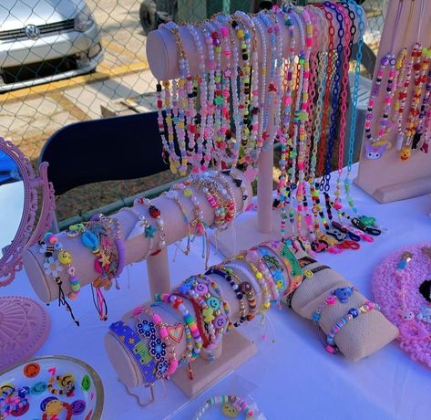 Bracelet Pop Up Stand Ideas, Bracelet Pop Up Stand, Bracelet Small Business, Make Clay Beads, Jewelry Shop Display, Craft Fair Booth Display, Girly Bracelets, Bracelet Stand, Craft Fairs Booth