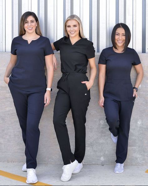 Black Scrubs Outfit, Scrubs Outfit Ideas, Doctors Outfit, Beauty Salon Uniform Ideas, Scrubs Uniform Cute, Cute Nursing Scrubs, Scrubs Fashion, Women Hospital, Nurse Outfit Scrubs