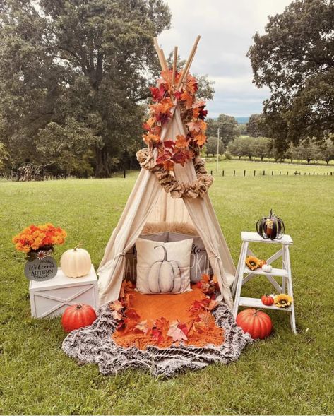 Fall Mini Ideas Photography, Fall Photo Props Outdoor Diy, Fall Teepee Photoshoot, Fall Minis Photography Family, Autumn Photo Session, Fall Photo Props Outdoor, Fall Photoshoot Ideas For Kids, Fall Photoshoot Ideas Mini Sessions, Fall Photo Set Up Ideas