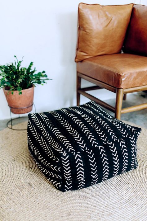 Avec poignées en cuir sur les côtés Floor Pillows Diy, Diy Pouf, Diy Boho Decor, Pillow Inspiration, Ottoman Cushion, Floor Pouf, Diy Flooring, A Rug, Living Room Flooring