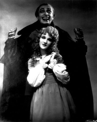 Diane Doniol-Valcroze on Twitter: "The Man Who Laughs (1928) Director: Paul Leni… " Mary Philbin, Erich Von Stroheim, Conrad Veidt, The Man Who Laughs, German Expressionism, Classic Horror Movies, Universal Monsters, Silent Movie, Vintage Horror