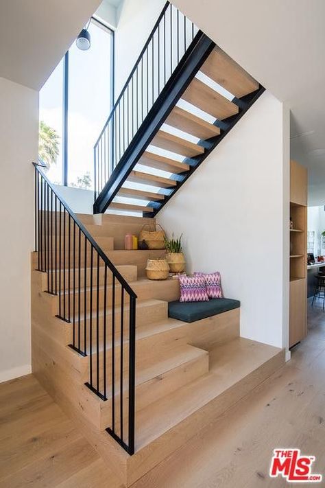 Stairs Design Interior, House Staircase, Stair Railing Design, Stairs Architecture, Stairway Design, Stairs Design Modern, Home Stairs Design, Lan Can, Modern Stairs