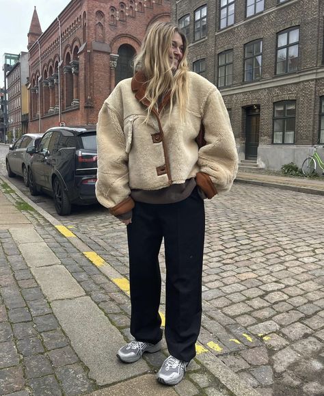 Outfits With Sambas, Sherpa Jacket Outfit, Fleece Jacket Outfit, Scandinavian Outfit, Winter Jacket Outfits, Influencer Style, Adidas Sambas, The Best Outfits, Sheepskin Coat