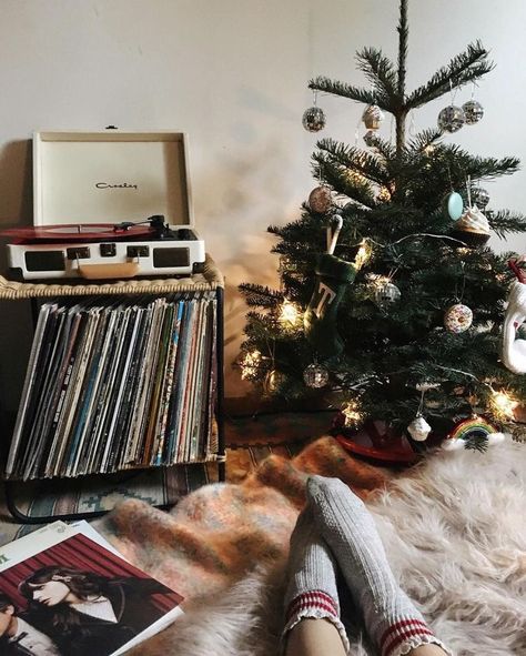 Christmas Time Is Here, Noel Christmas, Merry Little Christmas, Christmas Mood, Record Player, Christmas Aesthetic, Aesthetic Vintage, Cozy Christmas, Christmas Pictures