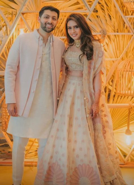 Engagement Dress For Hindu Bride Kerala, Roka Outfits For Couple, Roka Outfits For Groom, Celebrity Engagement Outfits, Indian Couple Engagement Outfit, Engagement Dress For Couple Indian, Couple Engagement Dress Indian, Groom Engagement Outfit Indian, Engagement Looks For Indian Couple