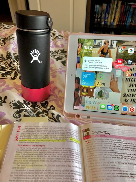 bible study hydro flask vsco aesthetic indie ipad that girl christian filter preppy apple Christian Vsco Aesthetic, Preppy Study Aesthetic, Hydro Flask Aesthetic, Preppy Bible, Thanks Jesus, Psalms Verses, Holy Girl, Aesthetic Pin, Romanticizing School