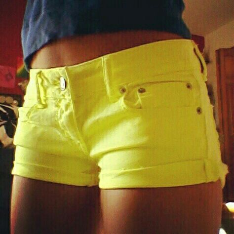 Yellow shorts Short Bob Hair Styles, Jean Shorts Outfits, Neon Yellow Shorts, Bright Shorts, Short Bob Hair, Bob Hair Styles, Neon Shorts, Shorts Outfits, Bob Hair