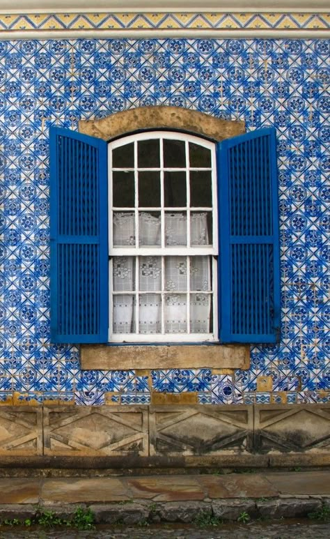 Colorful Windows & Doors in Minas Gerais, Brazil | This Is My Happiness.com #Brazil #travel #windows Colorful Windows, Brazil Architecture, Blue Windows, Windows Architecture, Exterior Window, Blue Window, Blue Shutters, Windows Me, Ivy House