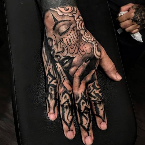 Tätoo Hand Men, Medusa Hand Tattoo Men, Gangsta Hand Tattoos, Greek Hand Tattoo, Portrait Hand Tattoo, Evil Hand Tattoo, Full Finger Tattoo, Thumb Tattoos Men, Full Hand Tattoo Men