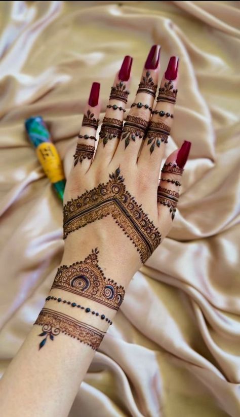 Short Henna Designs, Kashee Mehndi Design Simple, Birthday Mehndi Designs, Bridal Mehndi Simple, Trending Mehandi Designs, Mhendi Design Unique Latest, Kashees Mehndi Designs, Aesthetic Mehndi Design, Unique Mehndi Design