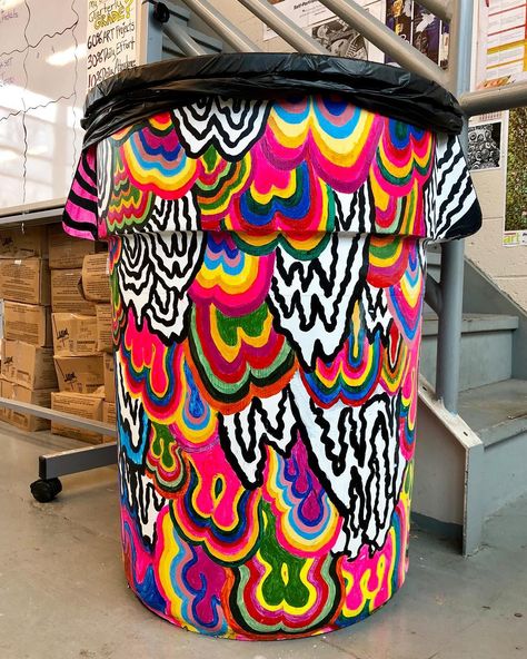 Painting Buckets Ideas, Trash Can Graffiti, Galvanized Trash Can Ideas, Creative Trash Can, Painted Garbage Cans, Painted Trash Cans Ideas, Trash Can Painting Ideas, Trash Art Recycled, Trash Can Art