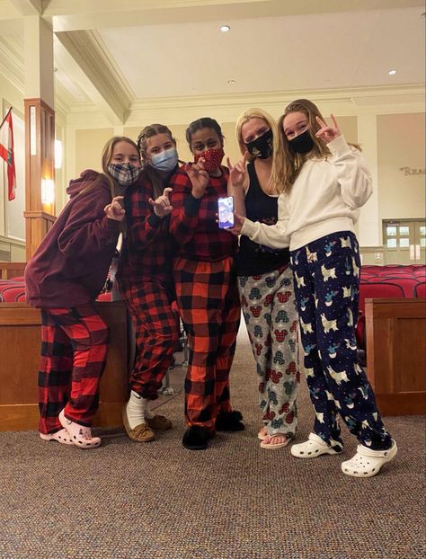 Christmas Outfits Pajamas, Christmas Outfit Pajamas, Christmas Pj Day At School, Christmas Pj Outfit Ideas, Pyjama Day School, Pj Day Spirit Week Outfits, Matching Pjs Friends, Summer Bucketlist 2023, Christmas Pjs Aesthetic