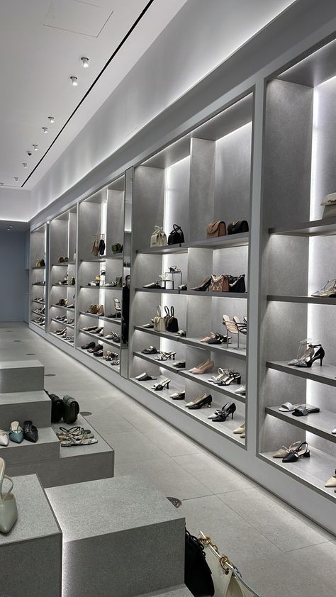 Unique Shoe Rack, Shoes Storage Ideas, Luxury Retail Store, Shoe Store Design, Store Shelves Design, Unique Shoe, Retail Store Interior Design, Clothing Store Interior, Lounge Interiors