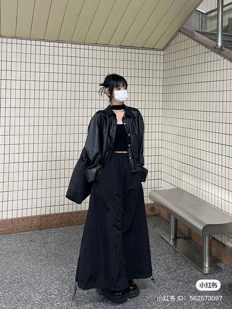 Skirt Outfits Korean, Glamour Outfit, Looks Pinterest, Long Skirt Fashion, Black Wardrobe, Fashion Top Outfits, Concept Clothing, Dark Wear, Japanese Street Fashion