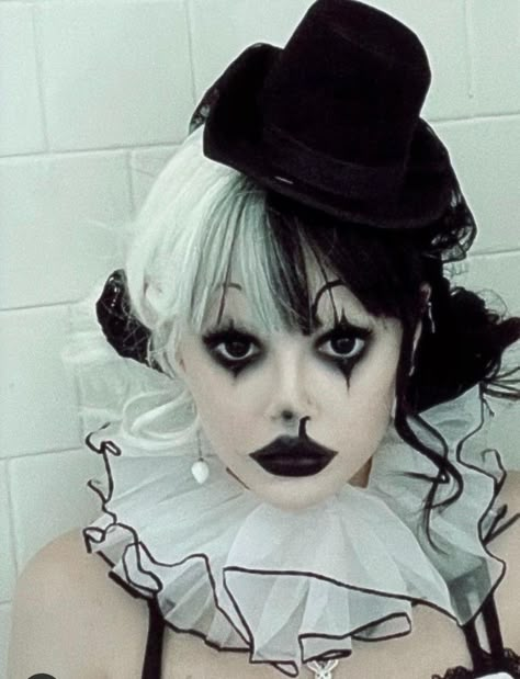 Women's Clown Makeup, Art The Clown Costume Women, Mime Costume Halloween, Creepy Clown Halloween Costumes, Art The Clown Halloween Costume, Terrifier Costume Women, Black And White Hair Halloween Costume, Cool Makeup Halloween, Crazy Clown Costume Women