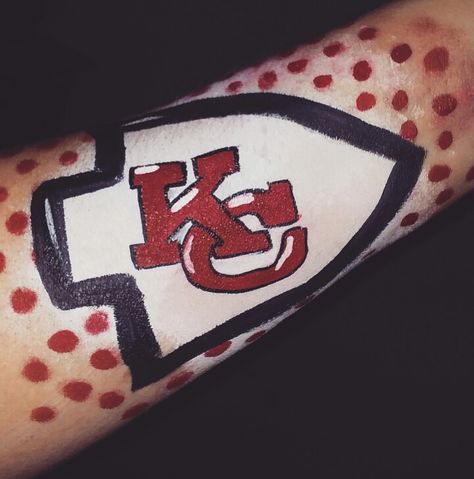 Kc chiefs arm painting Chiefs Face Paint, Super Bowl Makeup, Pregnant Belly Painting, Arm Painting, Belly Painting, Kc Chiefs, Painted Clothes, Superbowl Party, Facepaint