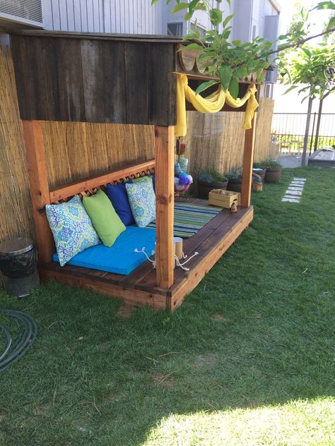 Outside quiet area Preschool Outdoor Reading Area, Outdoor Reading Nooks, Kids Garden Play Area, Eyfs Outdoor Area, Natural Play Spaces, Outdoor Nursery, Outdoor Play Space, Outdoor Learning Spaces, Outdoor Play Spaces