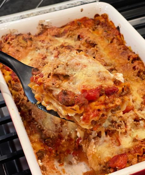 Family Side Dishes, Scalloped Potatoes Crockpot, Layered Pasta, Delicious Lasagna, The Cookin Chicks, Homemade Mashed Potatoes, Corn Casserole Recipe, Canning Whole Tomatoes, Classic Lasagna