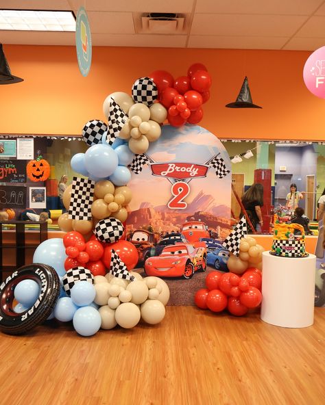 Cars theme for Broody! 🏁🏎️ #carsthemovie #carsthemeparty #carstheme #carsthemeballoons #carsthemebirthdayparty #carsthemedecorations #carsthemecake #carsbackdrop #carsthemebackdrop #carsballoongarland Cars Themed Birthday Party, Cars Theme Cake, Cars Birthday Party Decorations, Cars Ideas, Car Birthday Theme, Ideas Decoracion, Cars Theme Birthday Party, Car Themes, Theme Birthday Party