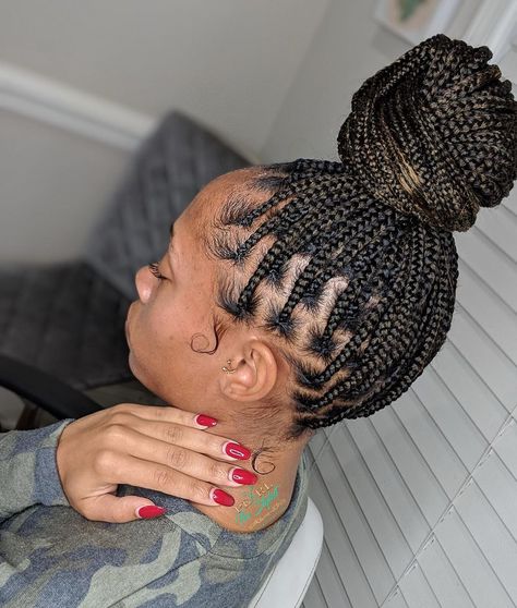 Knotless Braids vs Box Braids: What they are,Tutorials & Differences Part Hair For Box Braids, Box Braids Vs Knotless, Hair For Box Braids, Small Knotless Box Braids, Box Braids Tutorial, Small Knotless, Kanekalon Braiding Hair, Part Hair, Knotless Box Braids