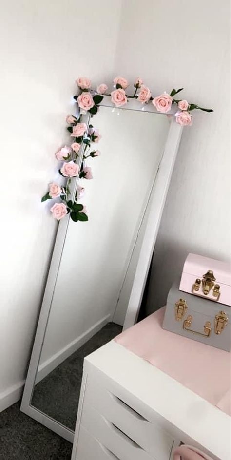 Bedroom Mirror Aesthetic, Ideas Para Decorar Espejos, Girlie Apartment, Mirror Decoration Ideas, Cute Mirrors, Summer Room Ideas, Street Room, Grown Woman Bedroom Ideas, Baddie Apartment