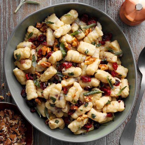 Christmas Pasta Dishes, Cranberries Dried, Vegetarian Christmas Dinner, Italian Christmas Recipes, How To Cook Gnocchi, Christmas Dinner Ideas, Brown Butter Sauce, Ricotta Gnocchi, Vegetarian Christmas