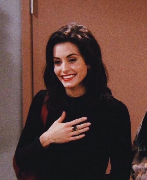 Courteney Cox as Monica Geller in Friends, 90s. #courteneycox #monicageller #friends #iconic #slay #90s #beauty Monica Friends, Friends Outfits, Courtney Cox, Ross Geller, Friends Cast, Jewish Women, Friends Moments, I Love Cinema, Monica Geller