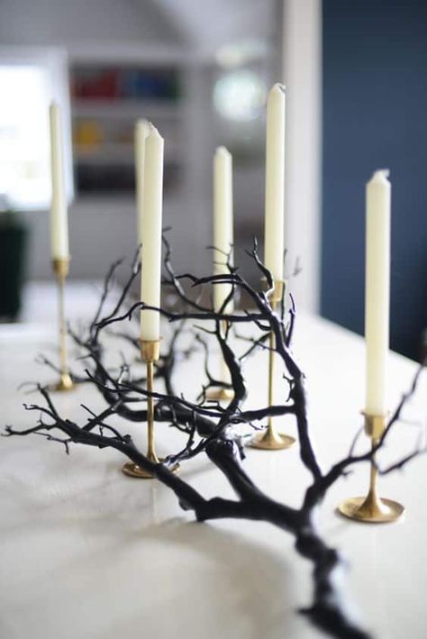 Décoration Table Halloween, Many Candles, Elegant Halloween Decor, Table Halloween, Classy Halloween Decor, Halloween Decor Diy, Minimalist Halloween, Halloween Tablescape, Classy Halloween