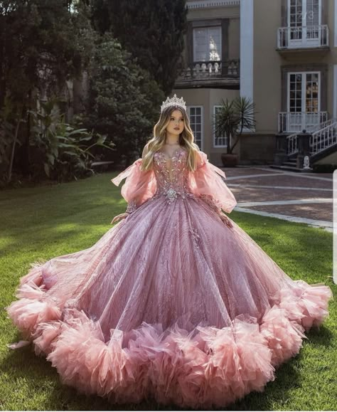 Debut Gowns 18th Elegant, Debut Gowns, Birthday Gown, Gown Birthday, Quinceanera Themes Dresses, Pretty Quinceanera Dresses, Gowns Dresses Elegant, Dresses Ball Gown, Princess Ball Gowns