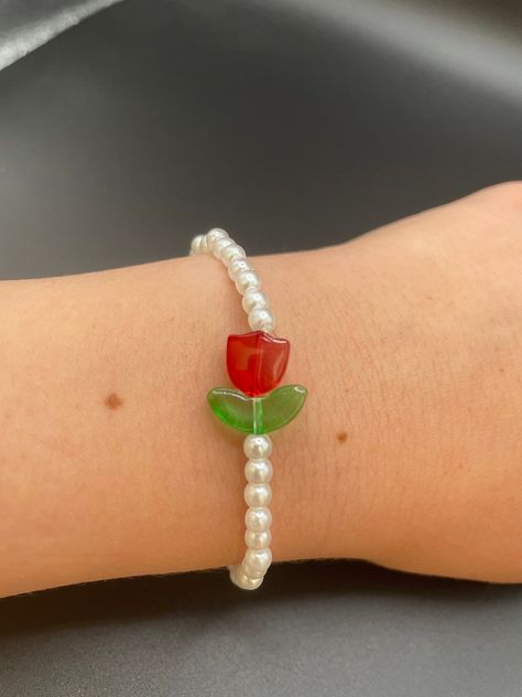 cute and simple seed bead tulip beaded bracelet. The bracelet is elasticated and is extremely durable. It will fit a variety of wrist sizes and will make a lovely gift or treat for yourself. They will be delivered packaged in an organza bag. Will add a pop of colour to any outfit! If you want this item to be gift wrapped add a note in the order (for free)! Simple Beads Bracelets Ideas, Tulip Bracelet, Valentines Bracelets, Red Beaded Bracelet, Bead Charms Diy, Red Bracelets, Red Tulips, Beads Bracelet Design, Bead Work Jewelry