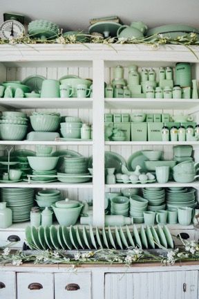 The Vettel Farm – DIY, Home Decor, & Lifestyle blog Green Dishes, Kitchen Retro, Green Glassware, Prime Colors, Deco Boheme, Vintage Kitchenware, Selling Antiques, Vintage Dishes, Fire King